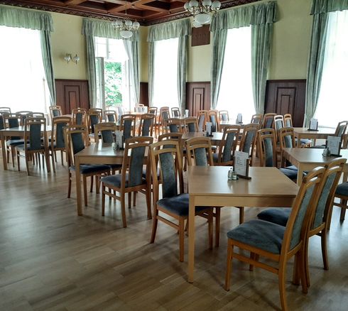 Dřevěné židle do restauracee