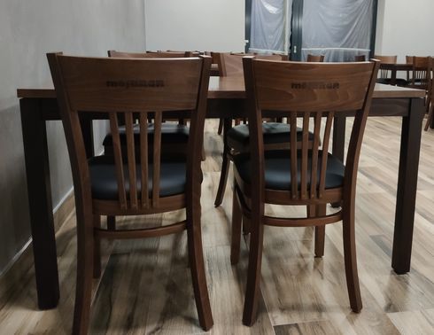 Dřevěné barové židle do restaurace s čalouněním.