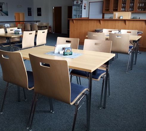 Kovové židle s čalouněným sedákem stohovatelné